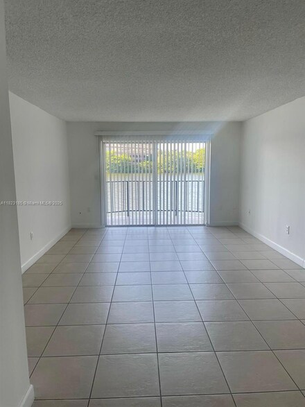 5201 NW 7th St Unit 217, Miami, FL 33126