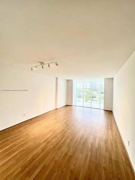 800 Parkview Dr Unit 605, Hallandale Beach, FL 33009