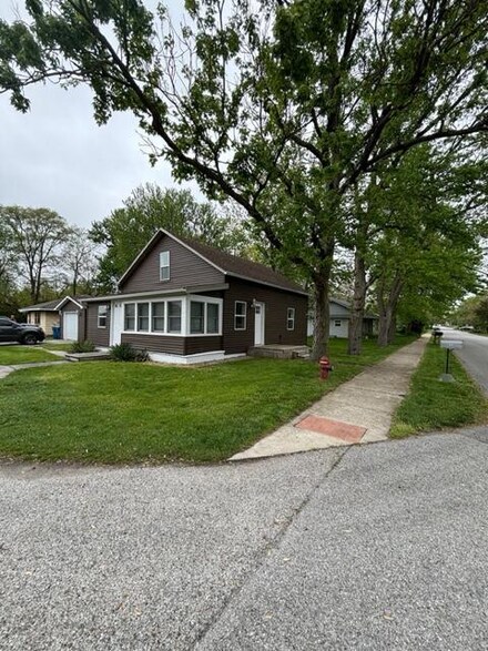 922 Begonia St SE, Demotte, IN 46310