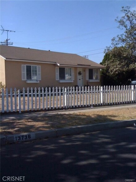 13736 Community St, Panorama City, CA 91402