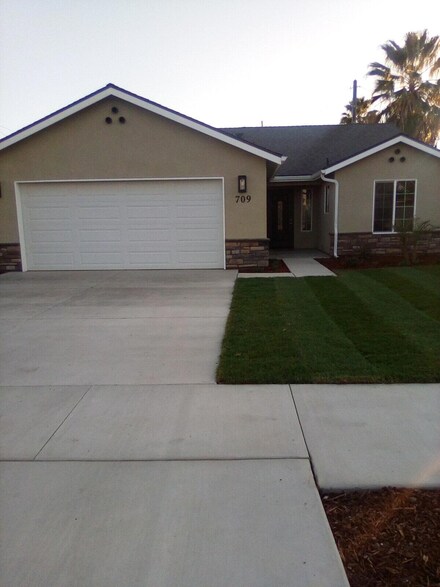 709 E Academy Ave, Tulare, CA 93274