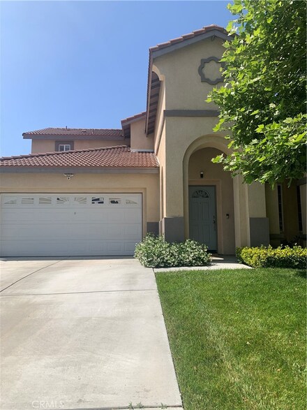 1585 W South St, Rialto, CA 92376
