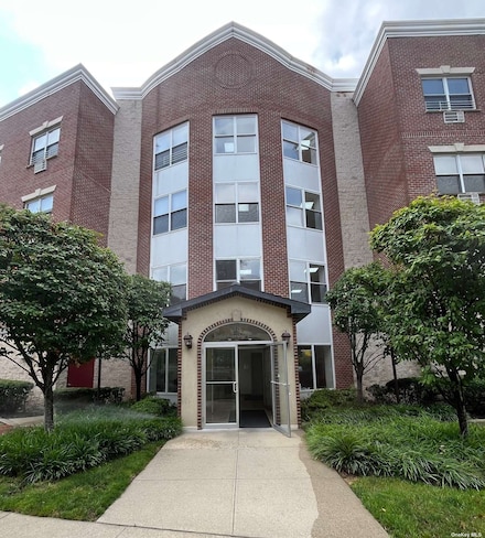 38 Knightsbridge Rd Unit 1K, Great Neck, NY 11021