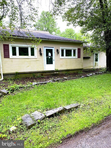 9 Lake Shore Dr, Mohnton, PA 19540