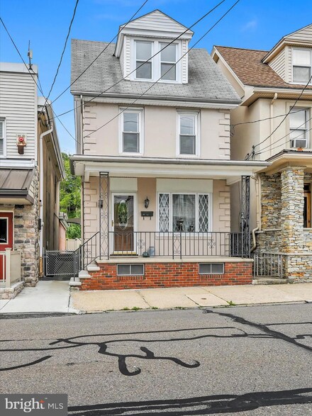 14 S 3rd St, Saint Clair, PA 17970