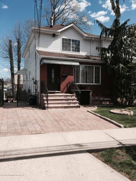74 Clawson St, Staten Island, NY 10306