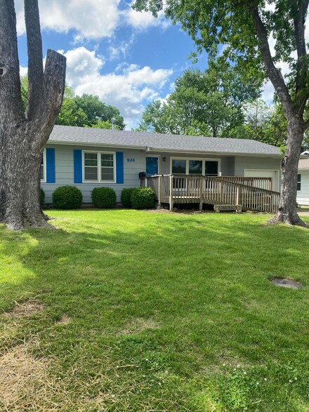 924 Melody Ln, Neosho, MO 64850