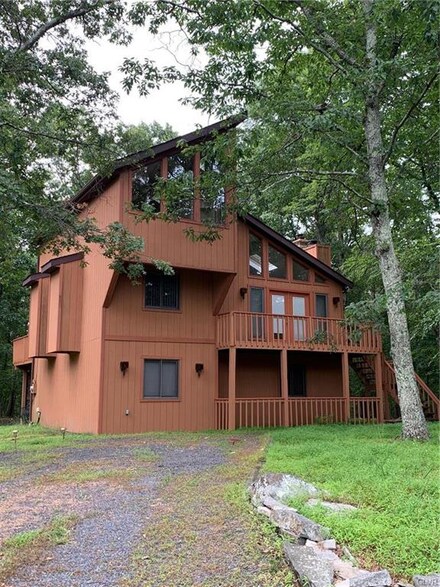 8226 Woodchuck Ct, East Stroudsburg, PA 18301