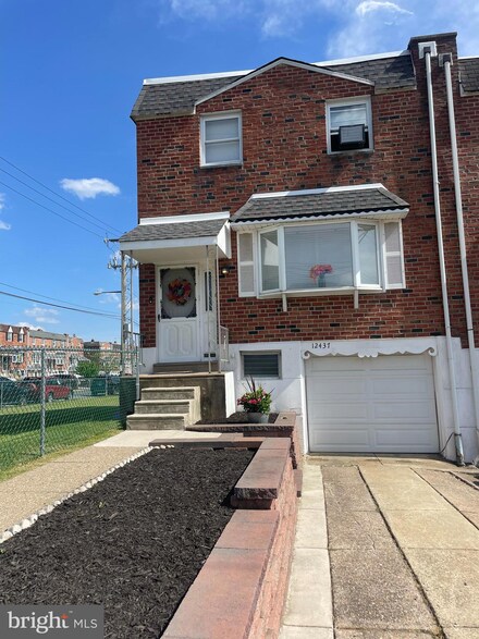 12437 Dunks Ferry Rd, Philadelphia, PA 19154