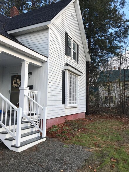 8 Park Ave, Newport, ME 04953