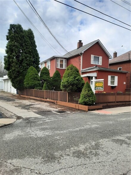 134 E 2nd Ave, Tarentum, PA 15084
