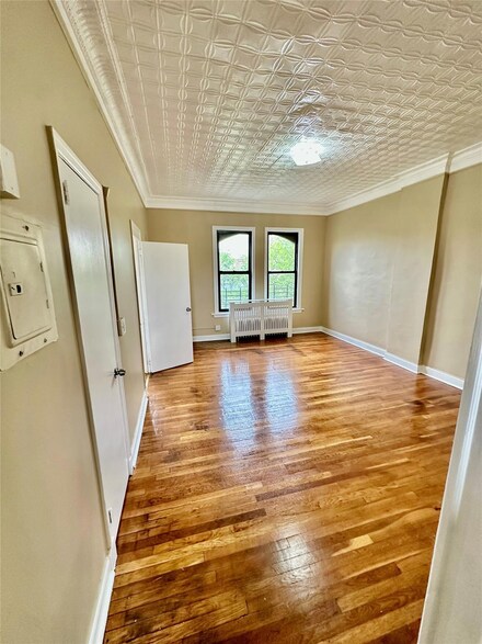 16 W 1st St Unit third floor, Mount Vernon, NY 10550
