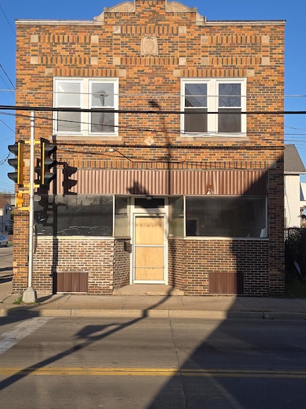 945 N Memorial Dr, Racine, WI 53404