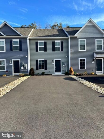 28 Pitch Pine Ct, Bunker Hill, WV 25413