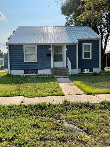319 N 6th St, Wakeeney, KS 67672