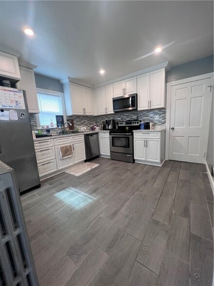 204 Rounds Ave, Providence, RI 02907