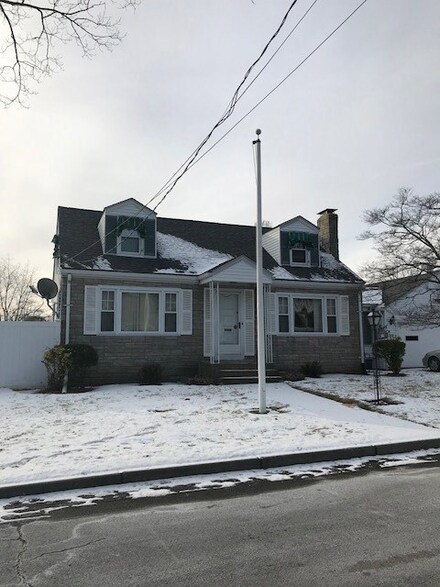 93 Beech Ave, Cranston, RI 02910