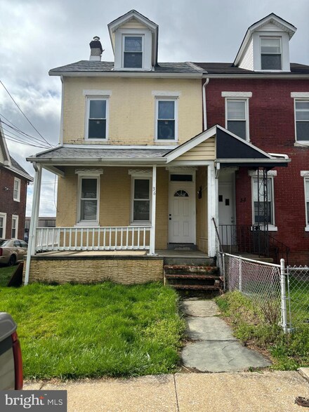 36 Chestnut St, Darby, PA 19023