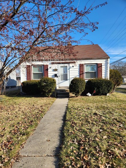 19017 Woodside St, Harper Woods, MI 48225