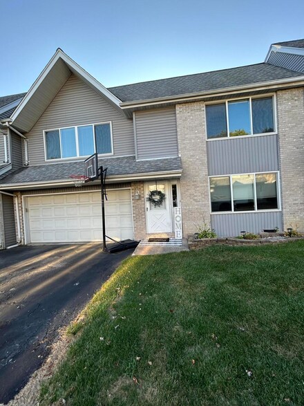 740 Newcastle Dr Unit B, Schererville, IN 46375