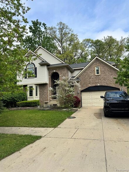1418 Trailside Blvd, Wixom, MI 48393