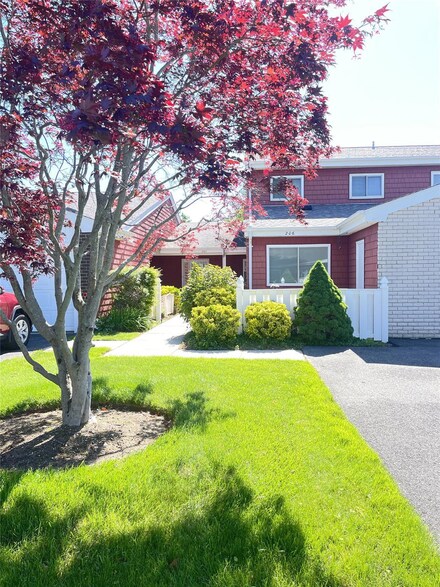 206 Flair Ct E Unit F206, Saint James, NY 11780