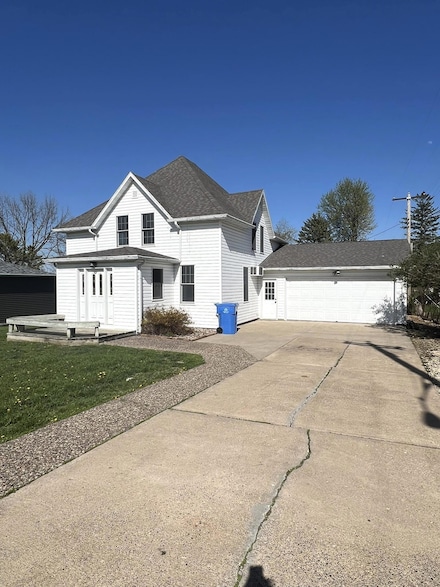 21 1st St SE, Altura, MN 55910