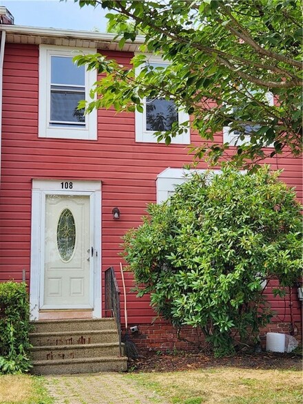 108 Cambria Hill Dr, Tarentum, PA 15084