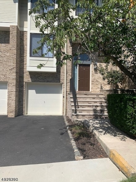 16 Louisburg Square, Verona, NJ 07044