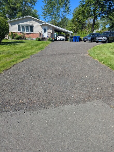 4 Lynn Ln, Windsor Locks, CT 06096
