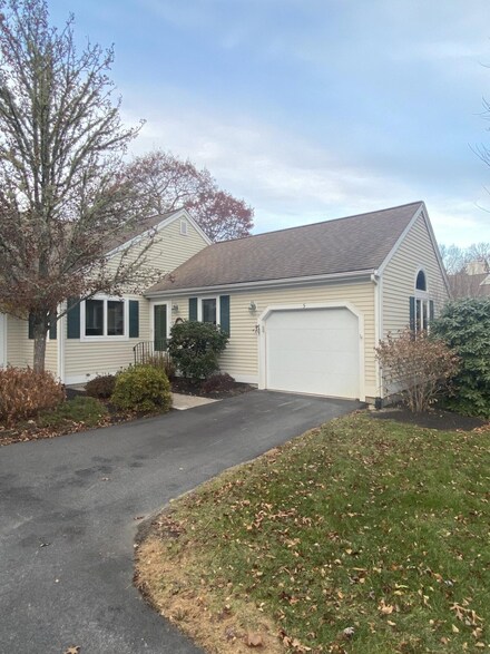 5 Par Three Ct, Mashpee, MA 02649