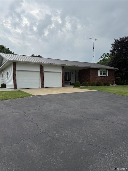 5164 Lake Pleasant Rd, North Branch, MI 48461