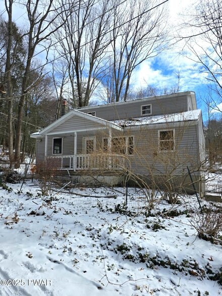 107 Juniper Dr, Greentown, PA 18426