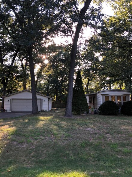 52504 N Point Dr, Mattawan, MI 49071