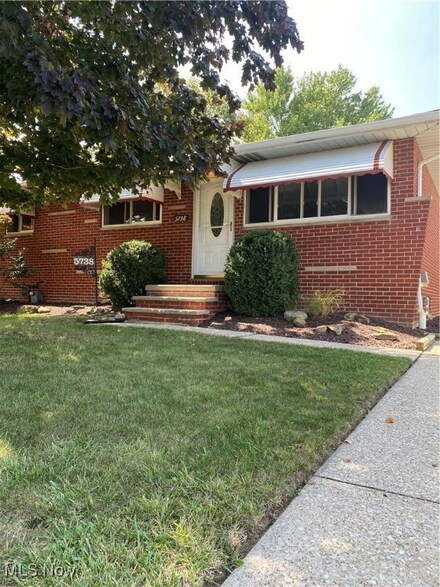 5738 Champaign Ave, Brookpark, OH 44142