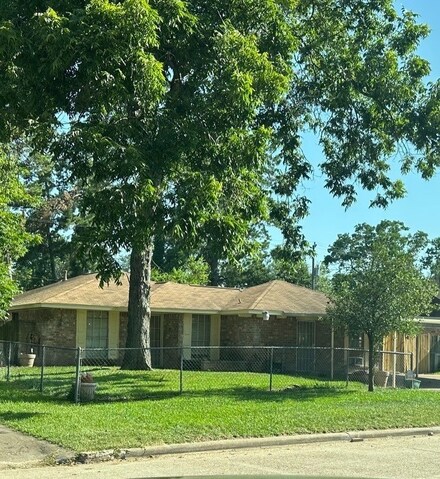 5010 Debeney Dr, Houston, TX 77039