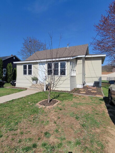 619 N Lafayette St SE, Lowell, MI 49331