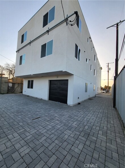 8418 S Main St, Los Angeles, CA 90003