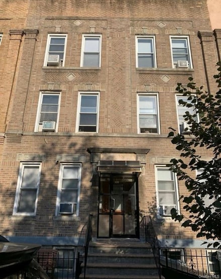 18-31 Stephen St, Flushing, NY 11385