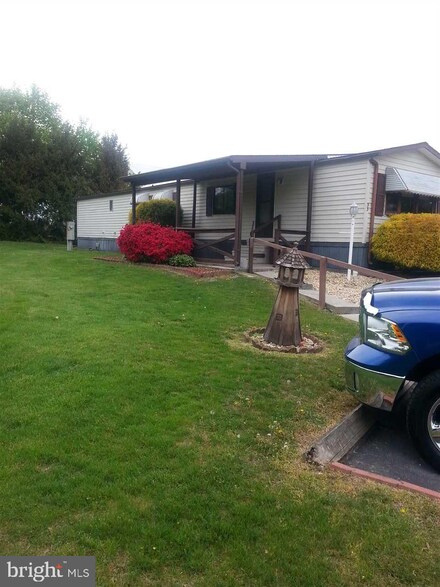 33 Ray Ct, New Oxford, PA 17350