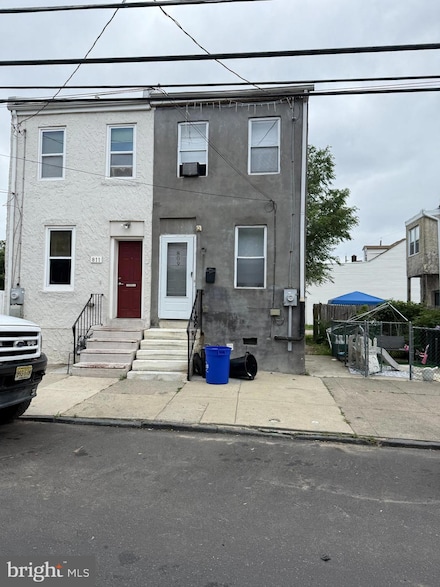 809 S 6th St, Camden, NJ 08103