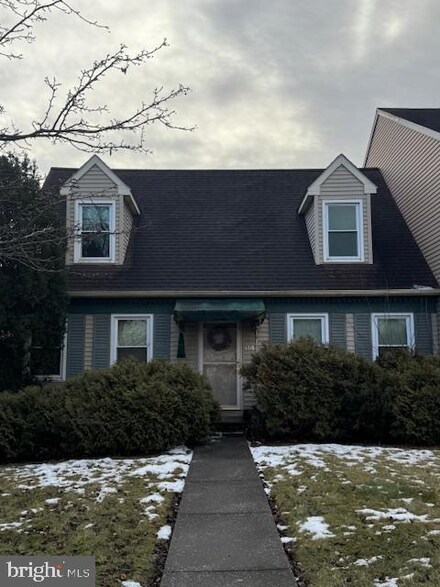 6518 Hollow Dr, East Petersburg, PA 17520