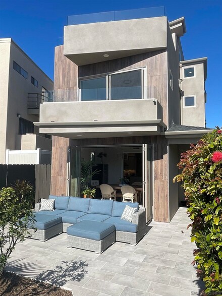1064 Law St, San Diego, CA 92109