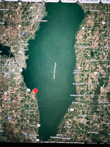 5582 Lake Rd, Oshkosh, WI 54902