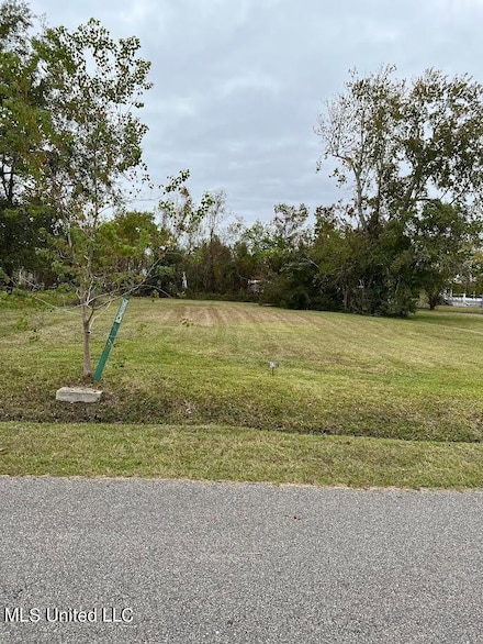 423 Merritt St, Waveland, MS 39576
