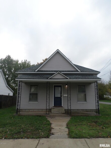 402 N Buchanan St, Benton, IL 62812