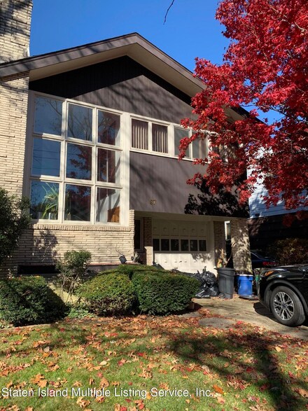97 W Raleigh Ave, Staten Island, NY 10310