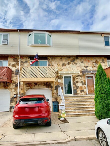 99 Cedar Grove Ct, Staten Island, NY 10306