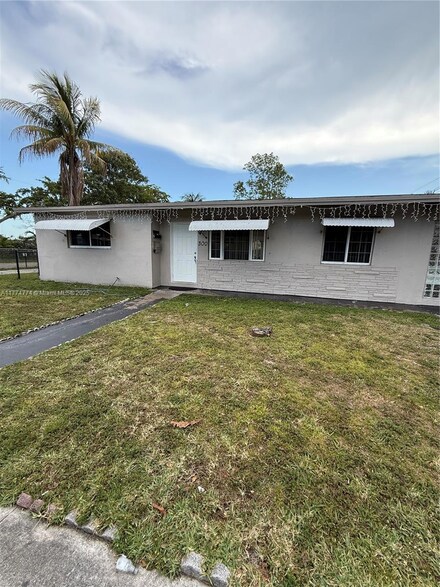 300 SW 9th Ave Unit 1, Hallandale Beach, FL 33009