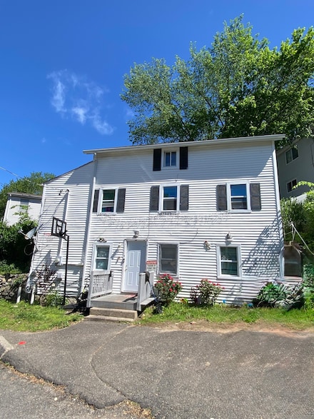 33 Oak St, Derby, CT 06418